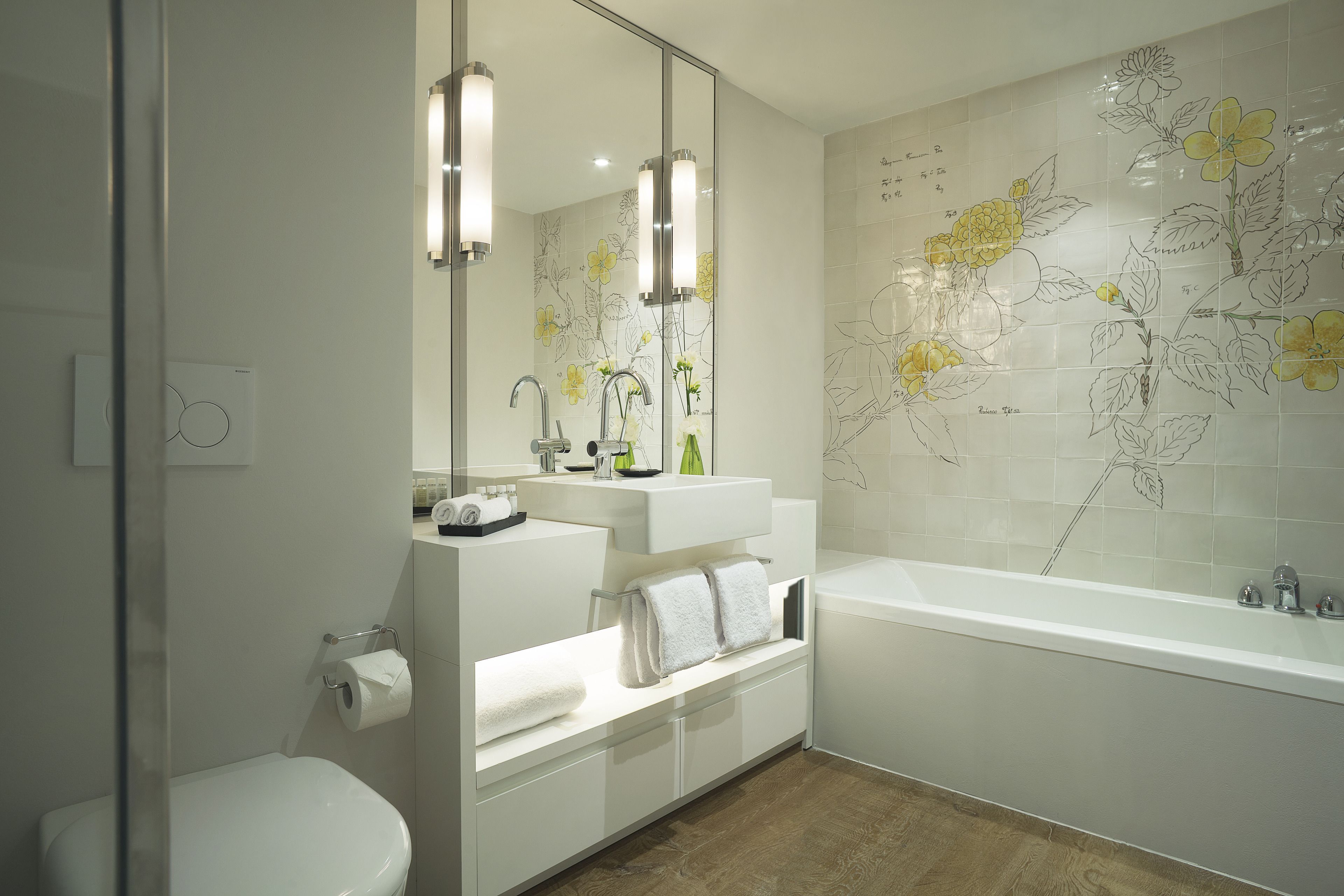 Un baño moderno con inodoro, lavamanos y bañera.