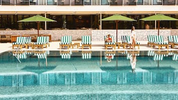 Una piscina al aire libre, camas de piscina gratis