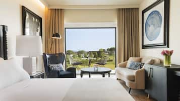 Luxe beddengoed, donzen dekbedden, een minibar, een kluis op de kamer