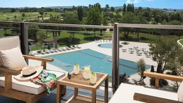 Alberca al aire libre, camas balinesas gratuitas y camastros