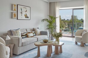 Familiesuite, 2 soverom | Sengetøy av topp kvalitet, dundyner, minibar og safe på rommet