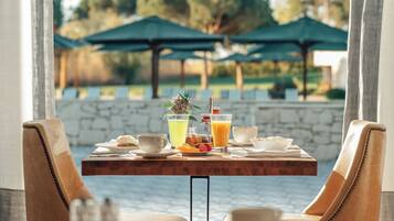 Free daily buffet breakfast