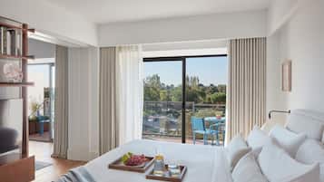 Suite Keluarga, 2 kamar tidur | Seprai premium, selimut bulu angsa, minibar, dan brankas