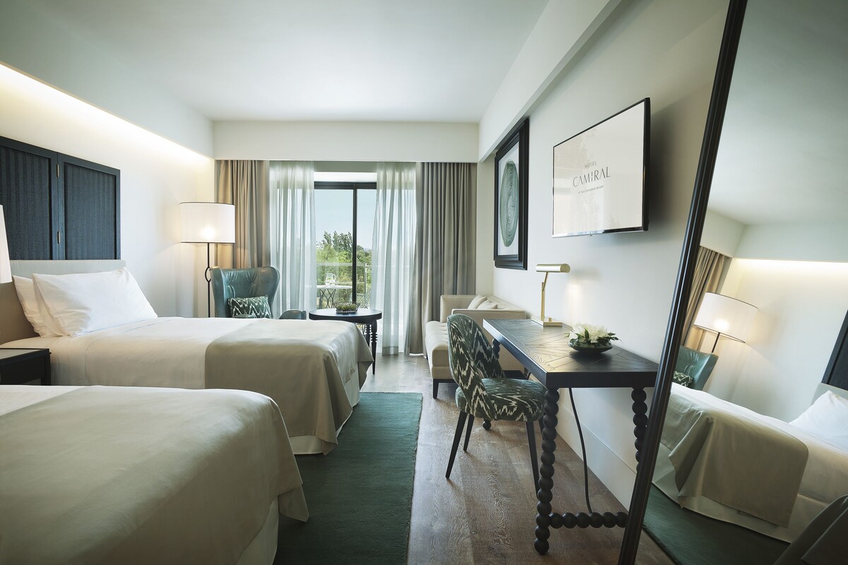 Bộ đồ giường cao cấp, chăn bông, minibar, két bảo mật tại phòng 