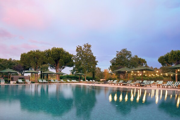 Outdoor pool, free cabanas, sun loungers