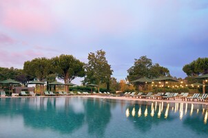 Una piscina al aire libre, camas de piscina gratis