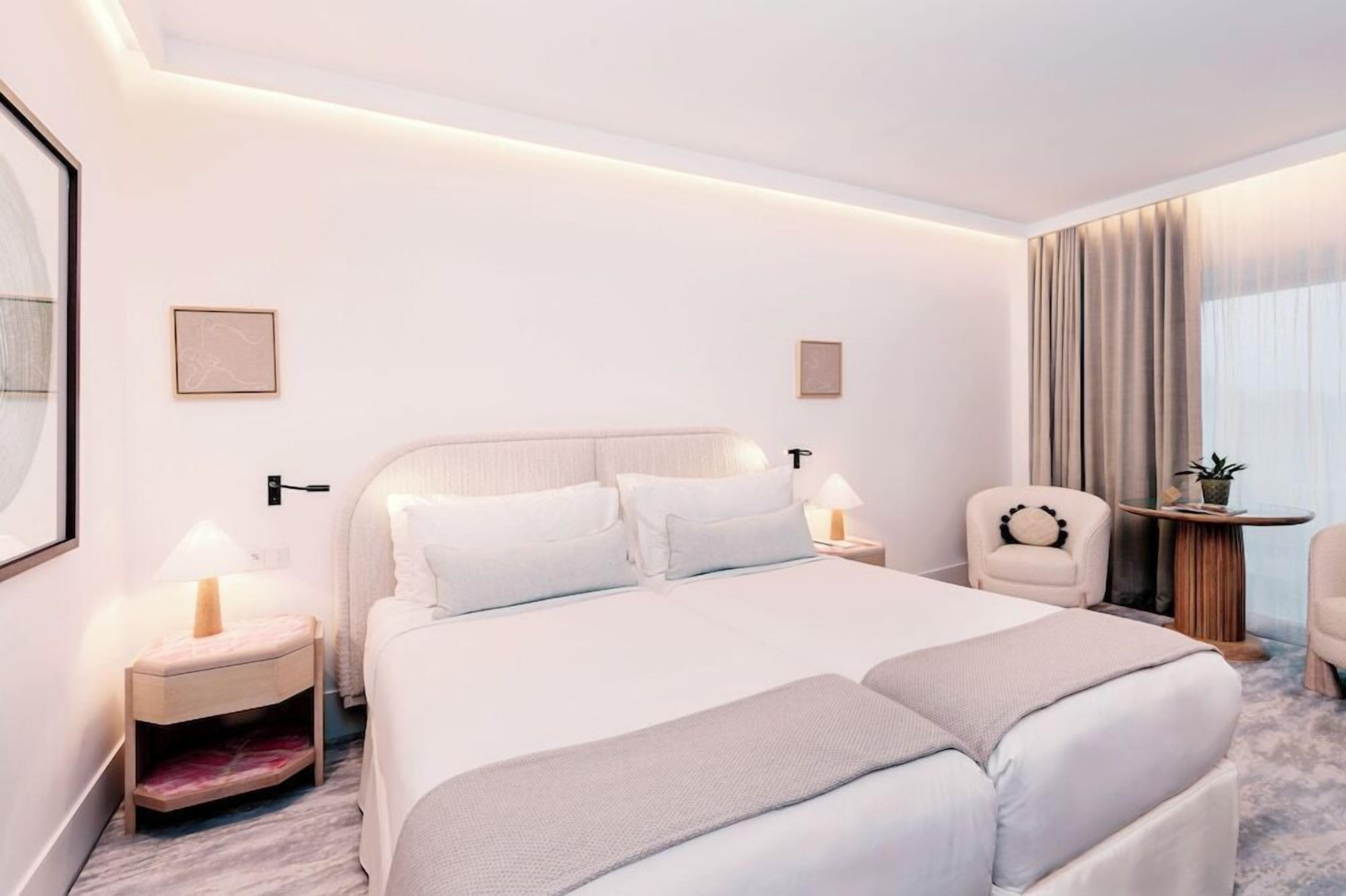 Premium bedding, down comforters, minibar, in-room safe