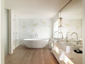 Suite (Duplex) | Ropa de cama de alta calidad, edredón y minibar 