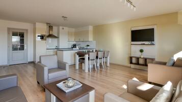 Standard-Apartment, 3 Schlafzimmer, Terrasse | Wohnbereich
