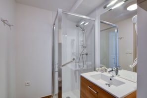 Căn hộ Tiêu chuẩn, ban công | Phòng tắm | Buồng tắm vòi sen, máy sấy tóc 