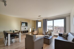 Apartamento standard, 3 quartos, terraço | Área de estar | TV de tela plana