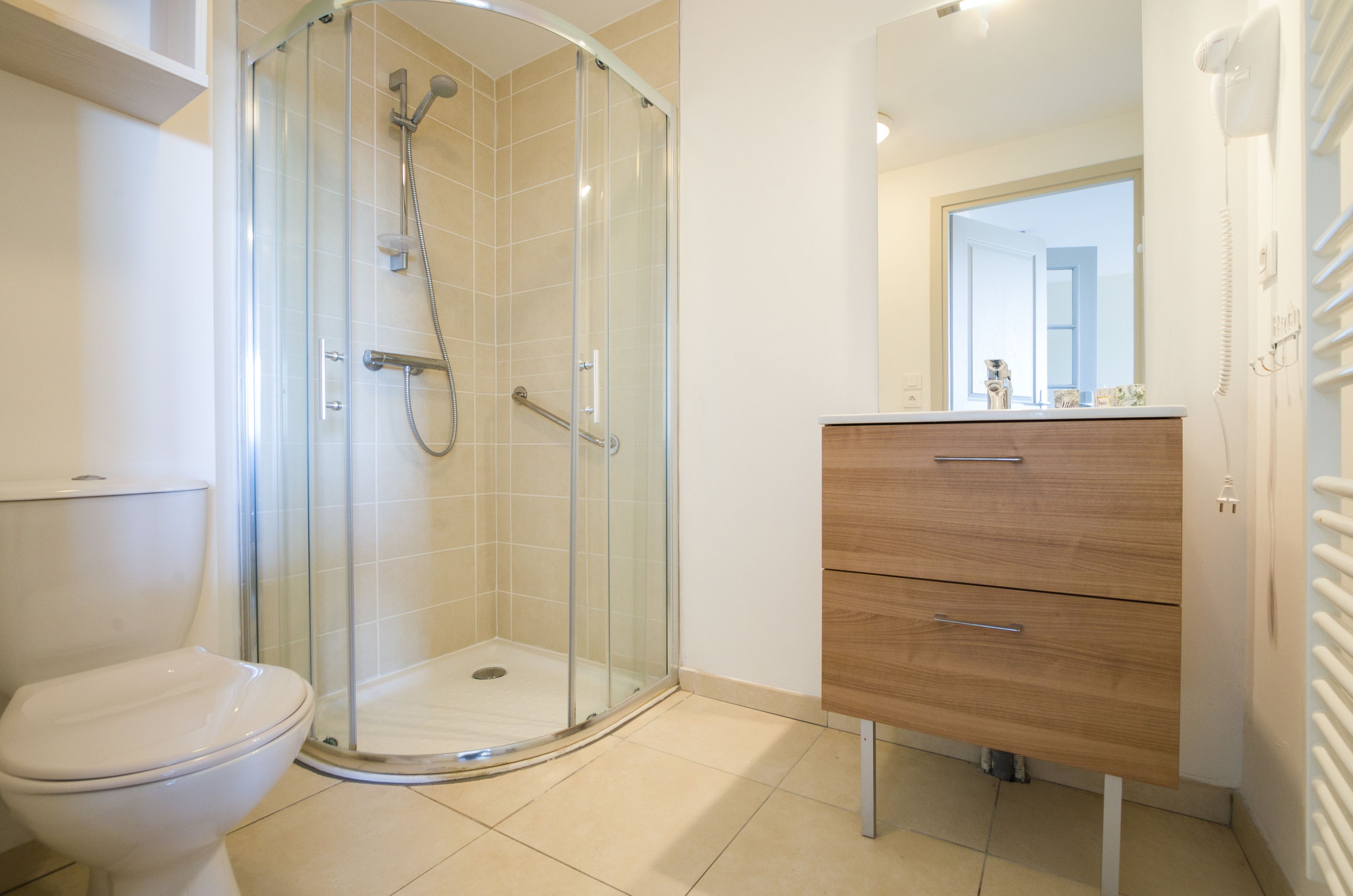 Appartement, 1 chambre, balcon | Salle de bain | Douche, sèche-cheveux