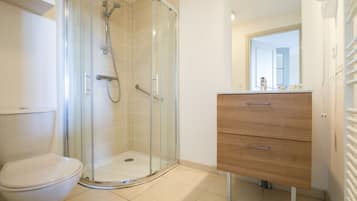 Appartement, 1 chambre, balcon | Salle de bain | Douche, sĂšche-cheveux