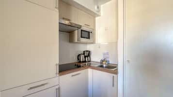 Standard Apartment, Balcony | Private kitchen | Fridge, microwave, stovetop, dishwasher
