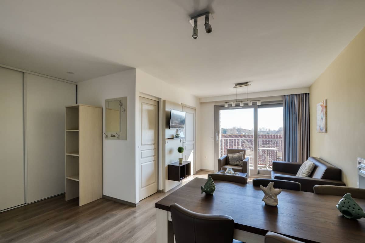Apartemen Basic, 1 kamar tidur, balkon | Area keluarga | TV layar datar