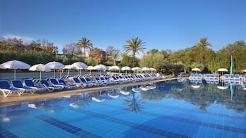 Piscine couverte, parasols de plage, chaises longues