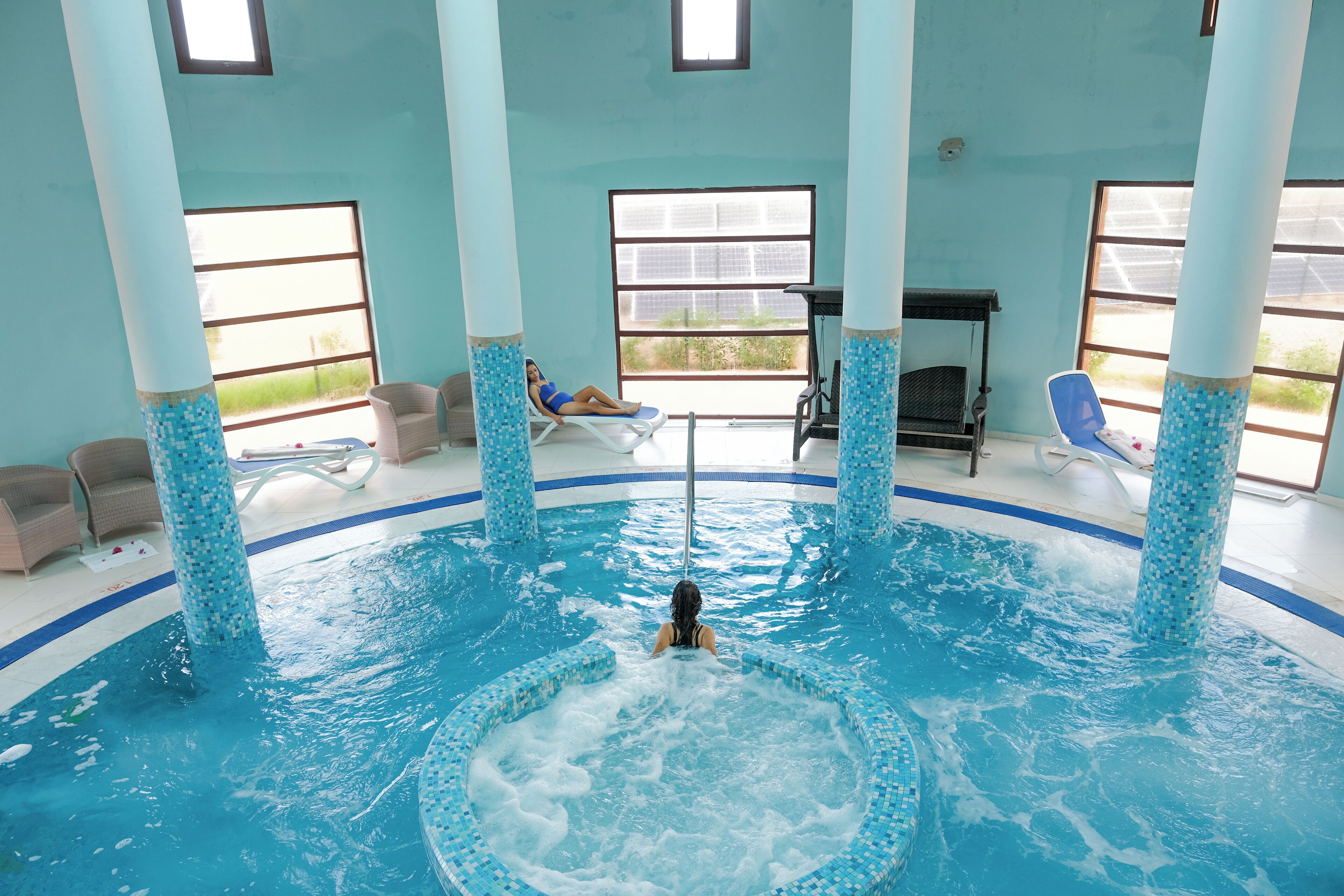 Alberca techada, 4 albercas al aire libre y sombrillas en la alberca