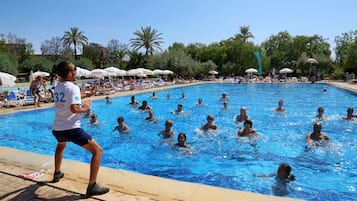 Een binnenzwembad, 4 buitenzwembaden, parasols voor strand/zwembad