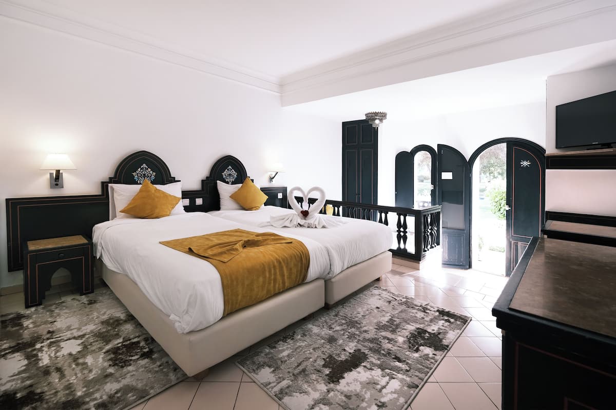 Ropa de cama de alta calidad, minibar, escritorio y cortinas opacas
