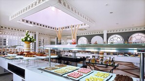 2 restaurants; breakfast, lunch, and dinner served