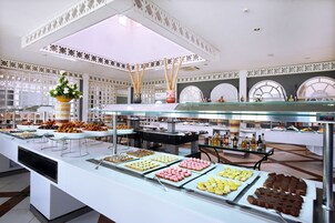 2 restaurantes; se sirven desayunos, almuerzos y cocina internacional 