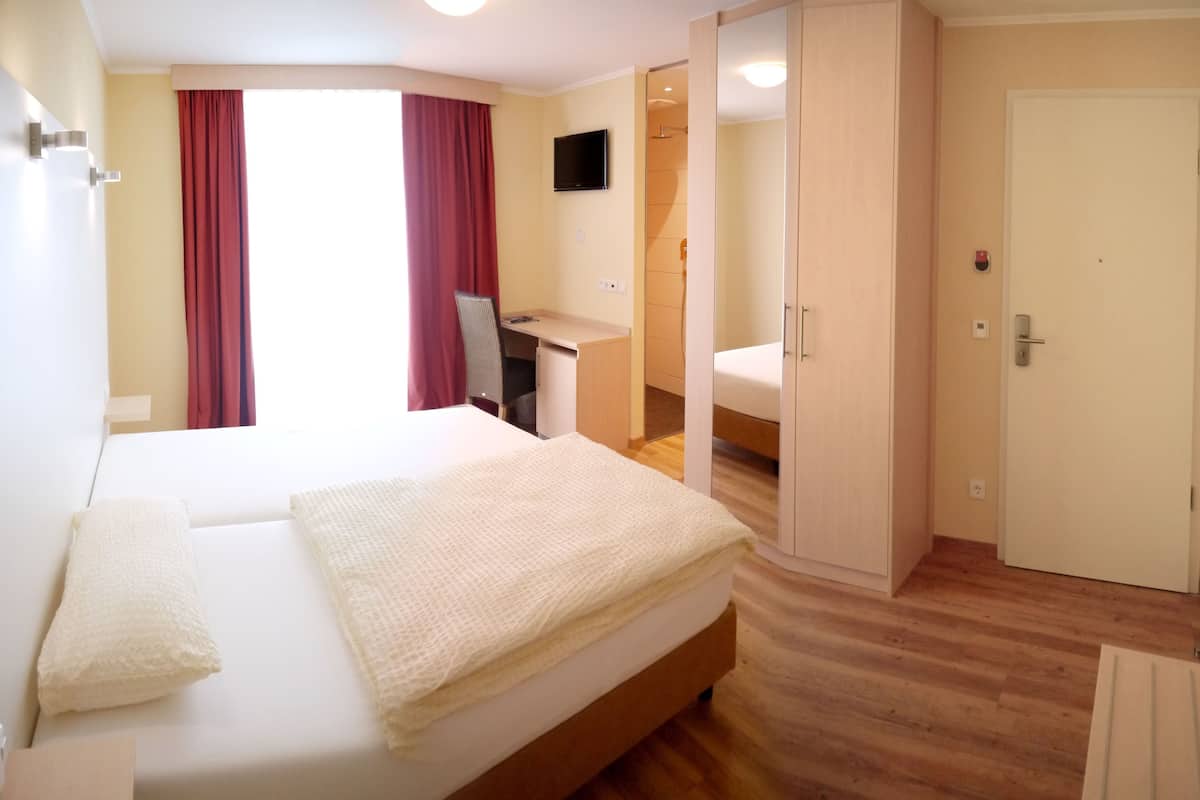 Een kluis op de kamer, een bureau, verduisterende gordijnen, babybedden