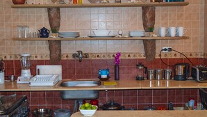 Villa | Eget kjøkken | Kaffetrakter/tekoker, kjøleskap, kokeplater og kjøkkenutstyr