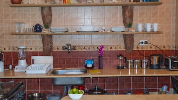 Villa | Eget kök | Stort kylskÄp, spishÀll, kaffe- och tebryggare och grytor/köksredskap