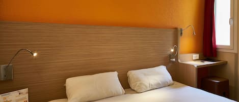 Standard Room, 1 Double Bed | Desk, soundproofing, free WiFi, bed sheets