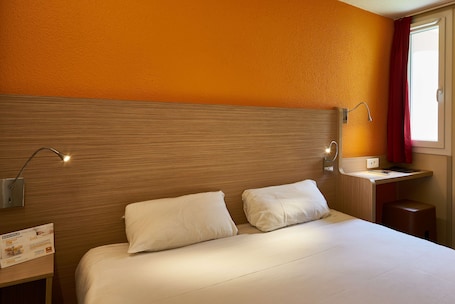 Standard Room, 1 Double Bed | Desk, soundproofing, free WiFi, bed sheets