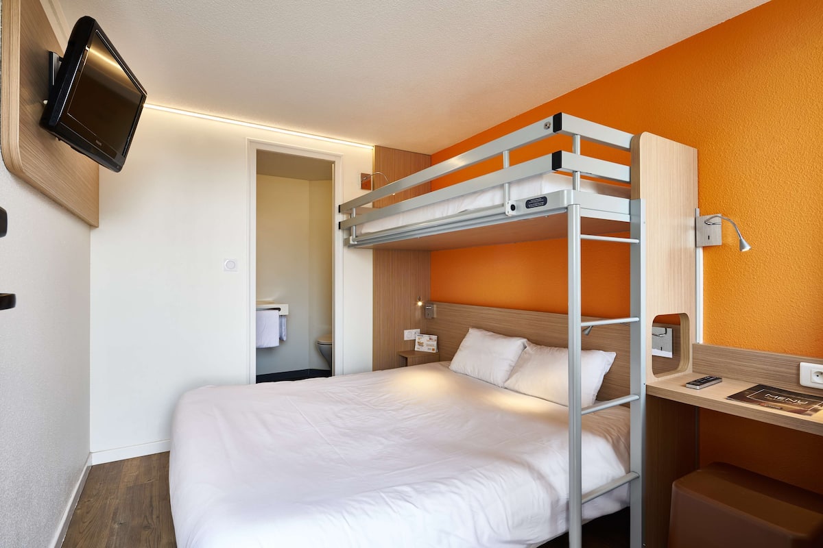 Desk, soundproofing, free WiFi, bed sheets