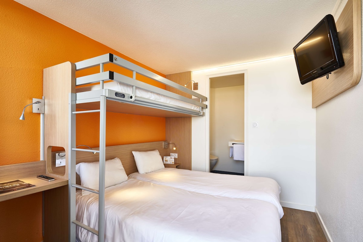 Desk, soundproofing, free WiFi, bed sheets