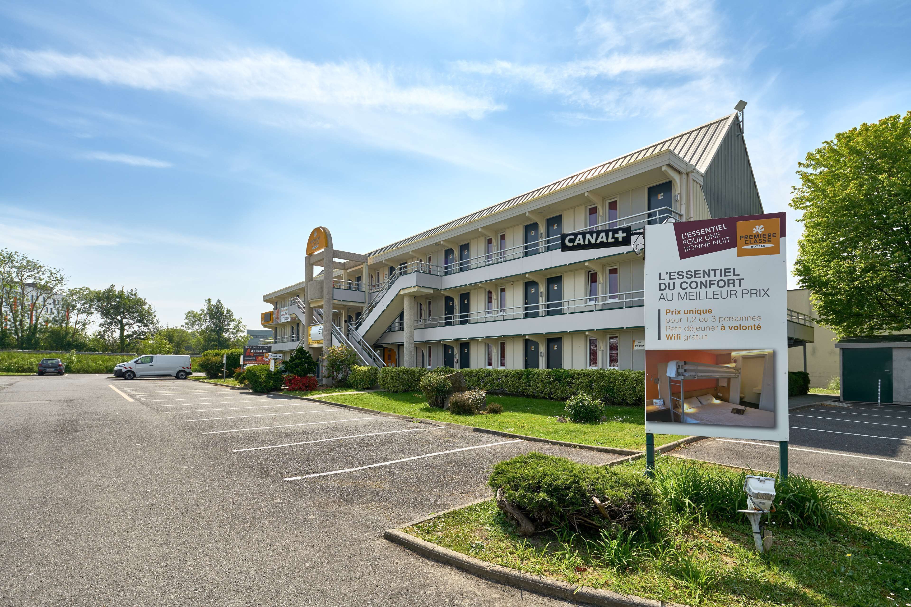 A hotel with a sign advertising "CANAL+" and amenities like "WiFi" and "volunteer opportunities."