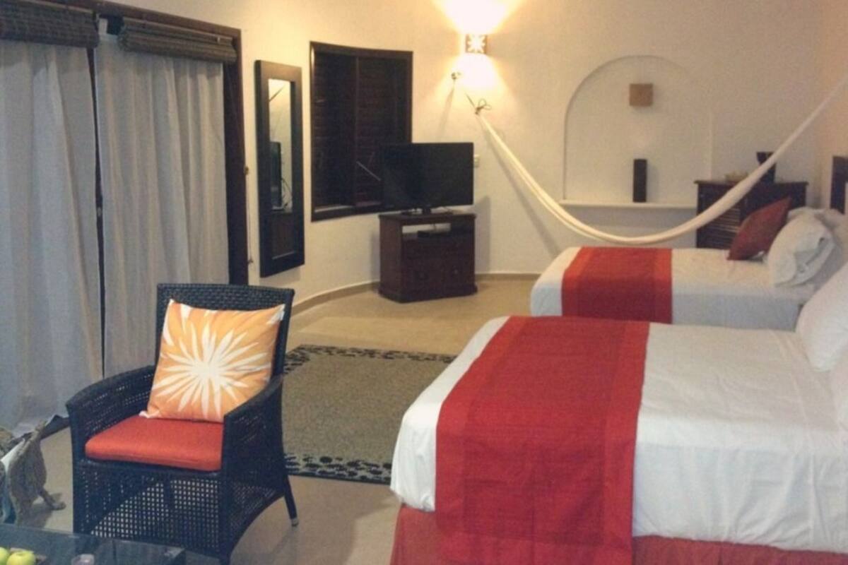 Phòng Suite dành cho gia đình, 2 giường cỡ queen, hiên, quang cảnh vườn