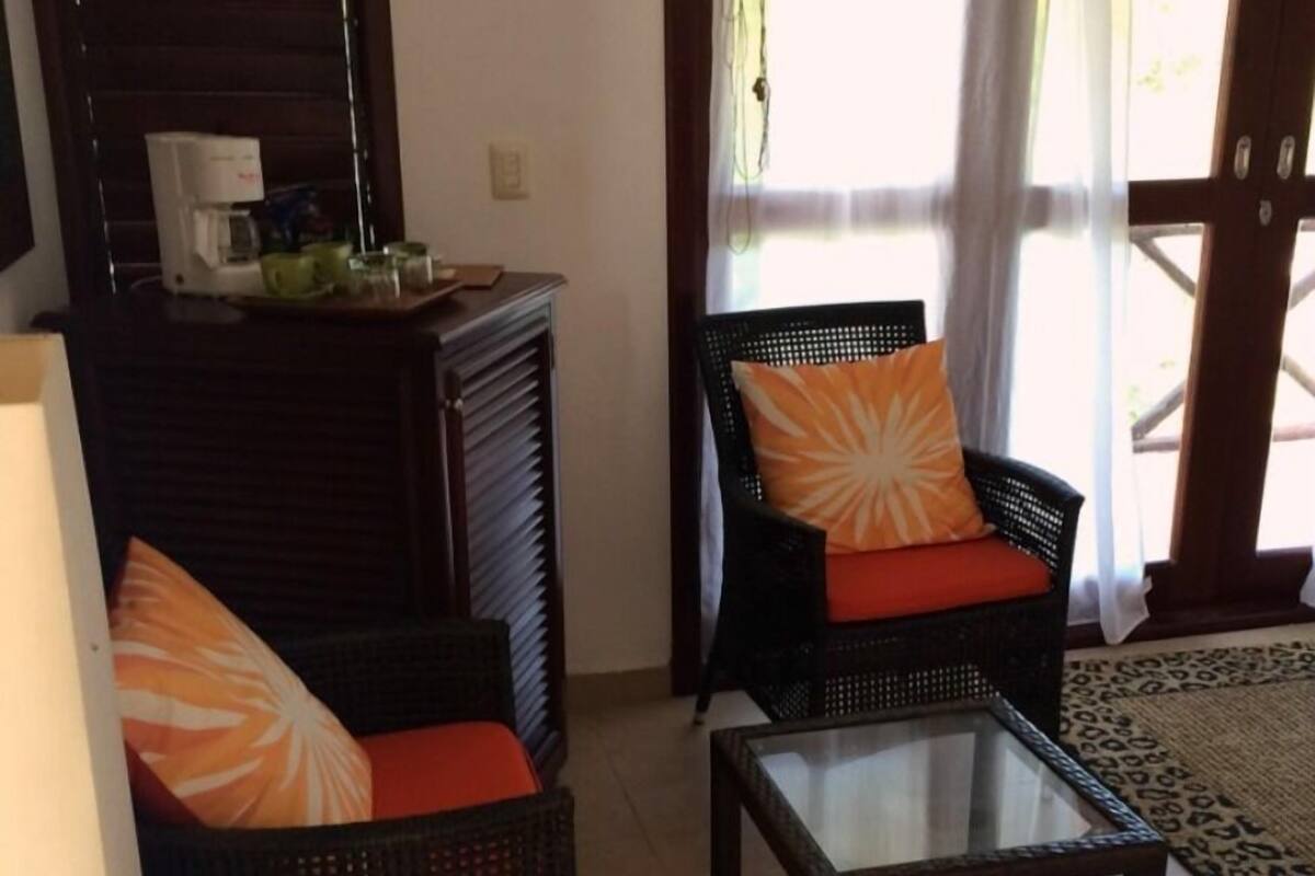 Phòng Suite Junior, 1 giường cỡ king, hiên, quang cảnh vườn | Khu phòng khách