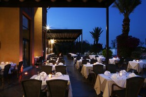 3 restaurants, breakfast, lunch, dinner served; international cuisine