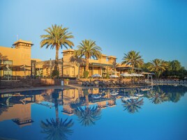 Piscina coperta, 3 piscine all'aperto, ombrelloni da piscina, lettini