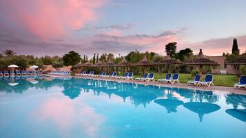 Piscine couverte, 3 piscines extérieures, parasols de plage