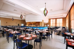 3 restaurants, breakfast, lunch, dinner served; international cuisine