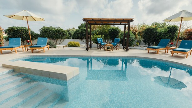 Outdoor pool, pool umbrellas, sun loungers - Lindos Seastone Villas (Rhodes)