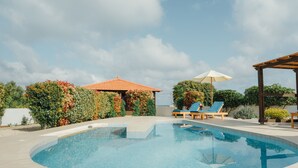 Outdoor pool, pool umbrellas, sun loungers - Lindos Seastone Villas (Rhodes)