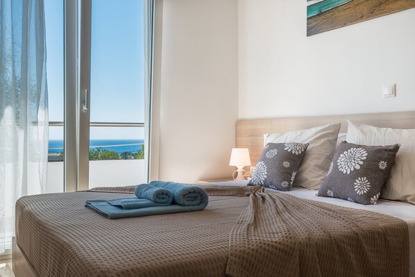 3 bedrooms, in-room safe, desk, blackout curtains