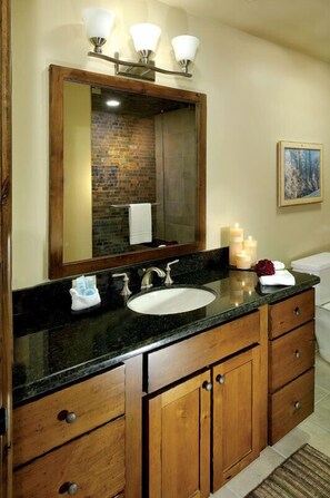 Amenidades de baño gratuitas, batas, toallas, jabón