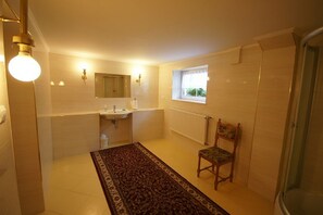 Single Room | Bathroom | Shower, free toiletries