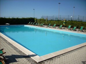 Piscine extérieure (ouverte en saison), parasols de plage