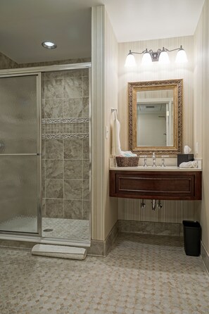 Suite Grand, 1 cama de matrimonio grande | Baño | Ducha, artículos de higiene personal de diseño y secador de pelo