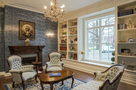 Lobby sitting area. The Mount Vernon Grand Hotel