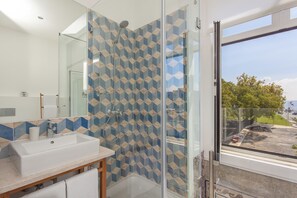 Tweepersoonskamer, uitzicht op rivier | Badkamer | Een bad/douchecombinatie, gratis toiletartikelen, een haardroger