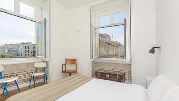 Habitación doble, vista al río | Tabla de planchar con plancha, cunas gratuitas y wifi gratis