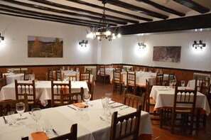 Breakfast, lunch and dinner served  - Hostal La Casa Grande (Nogueruelas)
